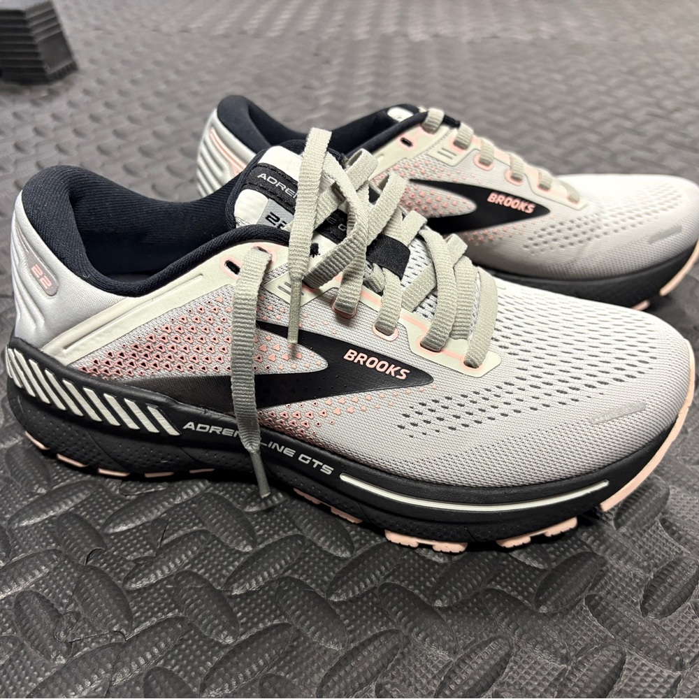 Brooks Adrenaline GTS 22 Women's Shoes 6 wide